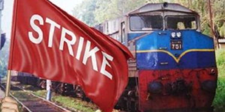 வேலை நிறுத்தத்தில் ஈடுபடும் ரயில்வே தொழில்நுட்ப ஊழியர்கள்.!