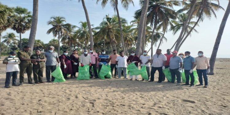 அக்கரைப்பற்று சின்ன முகத்துவாரம் கடற்கரைப் பகுதியில் இடம்பெற்ற கிளீன் ஸ்ரீலங்கா வேலைத்திட்டம்.!
