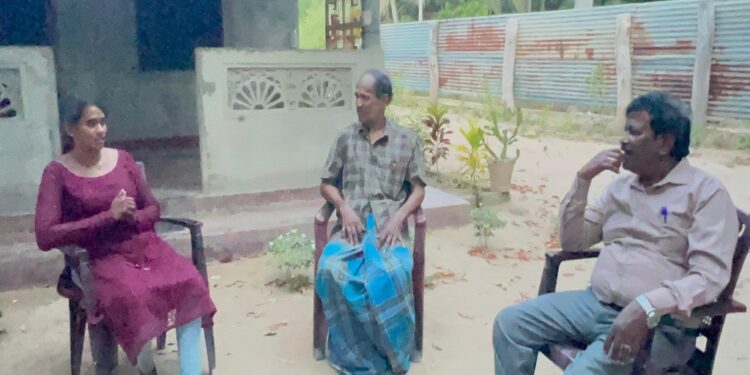 கழுத்தில் கத்தி வைத்து நகை பறித்த விவகாரம்; பாதிக்கப்பட்ட பெண்ணை நேரில் சென்று பார்வையிட்ட ரவிகரன் எம்.பி.!