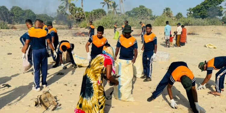 கடற்கரையை சுத்தப்படுத்தும் நடவடிக்கையில் ஈடுபட்ட இராணுவத்தினர்.!