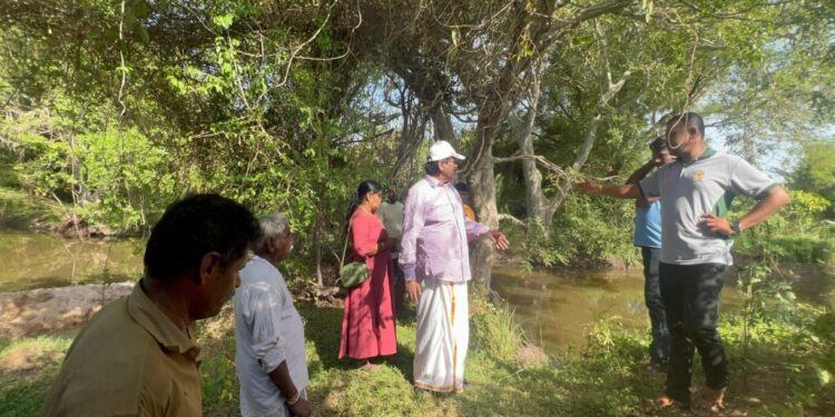 வயலுக்குச் செல்வதற்கு ஆற்றுப்பாலம் இன்மையால் விவசாயிகள் அவதி; நேரில் சென்று பார்வையிட்டார் ரவிகரன் எம்.பி.!