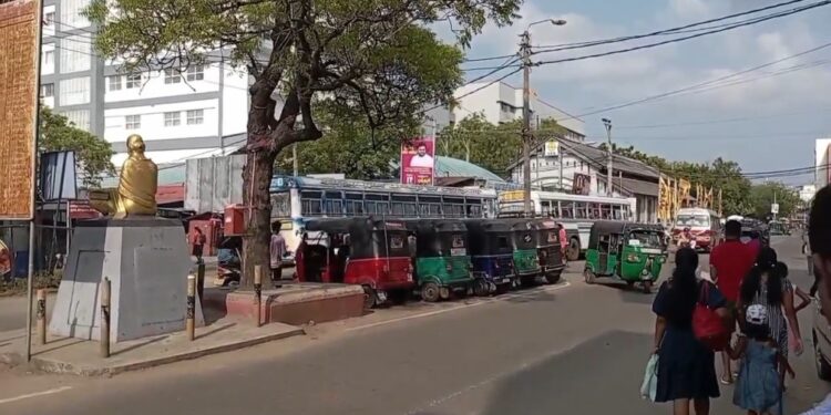 யாழ். பிரதான பேருந்து நிலையத்திற்கு முன் நிறுத்தப்படும் தனியார் பேருந்துகளால் வாகன நெரிசல்.!