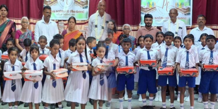 யா/சாவகச்சேரி மகளிர் கல்லூரி மாணவர்களுக்கு பாதணிகள் வழங்கி வைப்பு..!