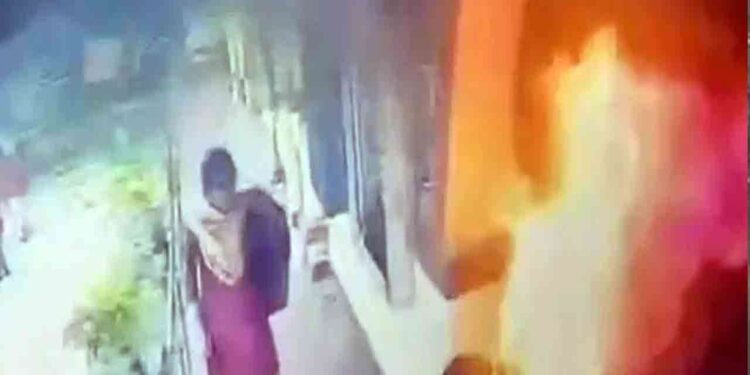 தீக்குளித்த கல்லூரி மாணவி உயிரிழப்பு!