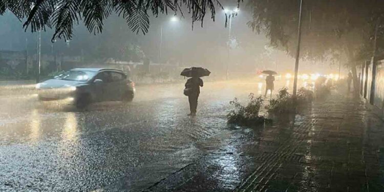 நாட்டின் பல பகுதிகளில் இடியுடன் கூடிய மழை.!
