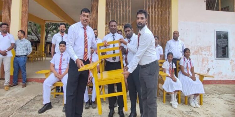 பாடசாலைக்கு பழைய மாணவர்களால் வளவாளர் கதிரைகள் வழங்கி வைப்பு..!