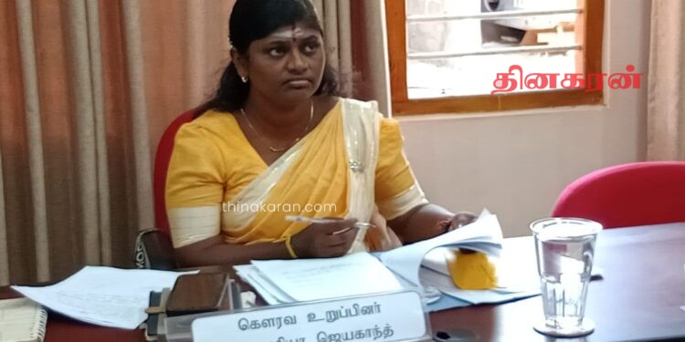 மக்களுக்கு தொடர் தொல்லையாக இருக்கும் கட்டாக்காலி விலங்குகளுக்கு நடவடிக்கை வேண்டும்.!