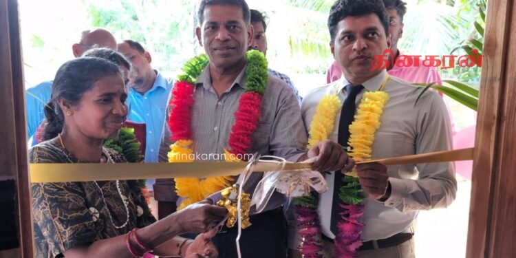 “உங்களுக்கு வீடு நாட்டுக்கு எதிர்காலம்” எனும் திட்டத்தின் கீழ் பயனாளிகளுக்கு வீடுகள் கையளிப்பு.!