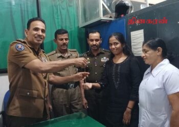 கீழே விழுந்து கிடந்த தங்கச் சங்கிலியை உரியவரிடம் ஒப்படைத்த பொலிஸ் அதிகாரி.!