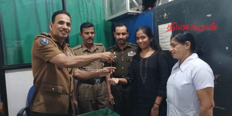 கீழே விழுந்து கிடந்த தங்கச் சங்கிலியை உரியவரிடம் ஒப்படைத்த பொலிஸ் அதிகாரி.!
