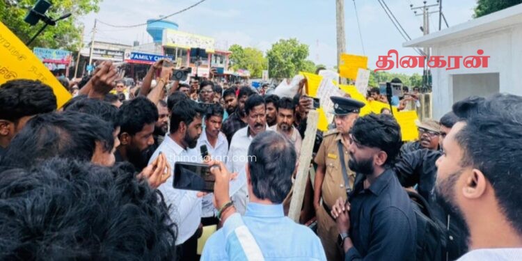 சற்றுமுன் சிறுமியின் உயிரிழப்புக்கு நீதி கோரி மாஞ்சோலை வைத்தியசாலைக்கு முன்பாக மக்கள் போராட்டம்.!