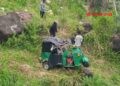 பள்ளத்தில் வீழ்ந்து விபத்துக்குள்ளான முச்சக்கரவண்டி.!