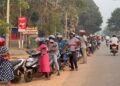 எரிபொருள் நிரப்பு நிலையங்களில் மக்கள் நீண்ட வரிசை; தட்டுப்பாடு என்ற பேச்சுக்கே இடமில்லை.!
