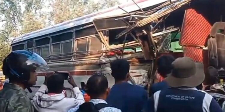 கோர விபத்து; பலர் வைத்தியசாலையில் அனுமதி.!