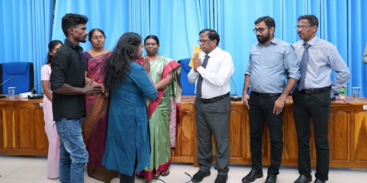 வடக்கில் வீட்டுத் திட்டப் பயனாளிகள்; அரசியல் தலையீடற்ற சுயாதீன தெரிவு.!