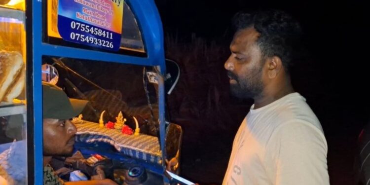 வெற்றிலை மென்று வெதுப்பக வண்டியில் வியாபாரத்தில் ஈடுபட்டவருக்கு எதிராக சட்ட நடவடிக்கை .!