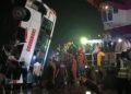 பங்களாதேஷில் ஆற்றில் கவிழ்ந்த பேருந்து.!