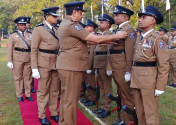 அம்பாறை தலைமையக பொலிஸ் நிலையத்தில் அரையாண்டு அணிவகுப்பு மரியாதை மற்றும் பரிசோதனை.!