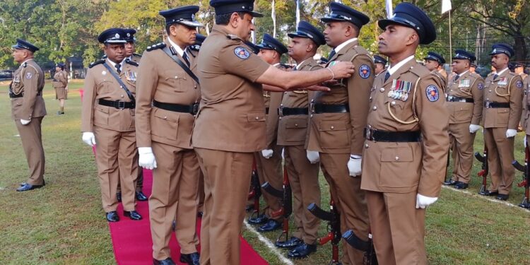 அம்பாறை தலைமையக பொலிஸ் நிலையத்தில் அரையாண்டு அணிவகுப்பு மரியாதை மற்றும் பரிசோதனை.!