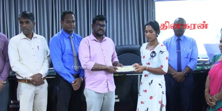 வீடுகளை அமைப்பதற்கான காசோலைகள் வழங்கும் நிகழ்வு.!