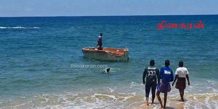 கரையிலிருந்து சுமார் ஏழு கிலோ மீட்டர் தூரத்தில் கடலில் தத்தளித்துக் கொண்டிருந்த படகு ஒன்றை  மீனவர்கள்கரைக்கு கொண்டு வந்துள்ளனர் .
