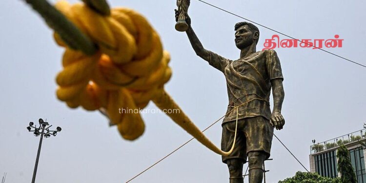 உடைந்து விழும் அபாயத்தில் மெஸ்ஸியின் சிலை!