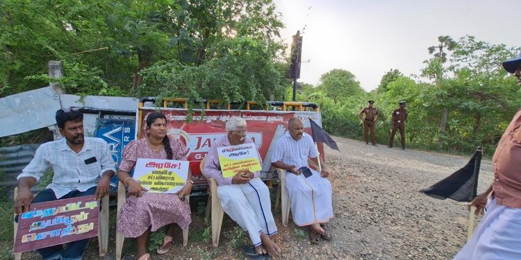 தமது பூர்வீகக் காணிகளைத் தங்களிடம் மீளக் கையளிக்குமாறு கோரி தையிட்டியில் போராட்டம்!