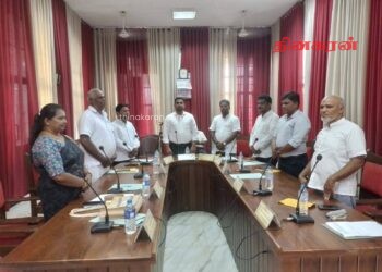 முள்ளிவாய்க்காலில் உயிர் நீத்த உறவுகளுக்கு காரைதீவு பிரதேச சபையின் அமர்வில் அஞ்சலி!