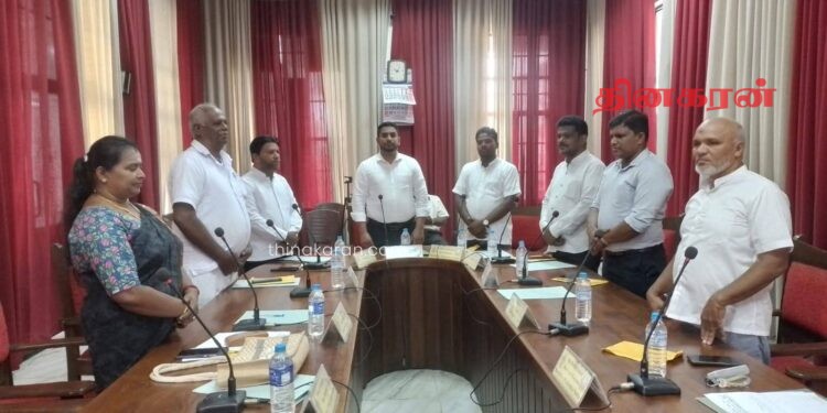 முள்ளிவாய்க்காலில் உயிர் நீத்த உறவுகளுக்கு காரைதீவு பிரதேச சபையின் அமர்வில் அஞ்சலி!