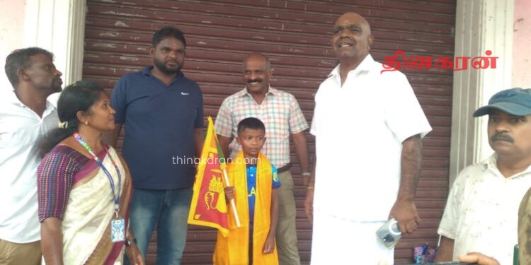 மலையக மக்களின் காணி உரிமைகளை கோரி நடைபயணத்தை ஆரம்பித்த மாணவன்.!