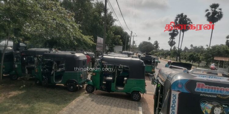 கொடிகாமம் முச்சக்கரவண்டி உரிமையாளர் சங்கத்தினர் இன்று எதிர்ப்பு நடவடிக்கையில் ஈடுபட்டனர்