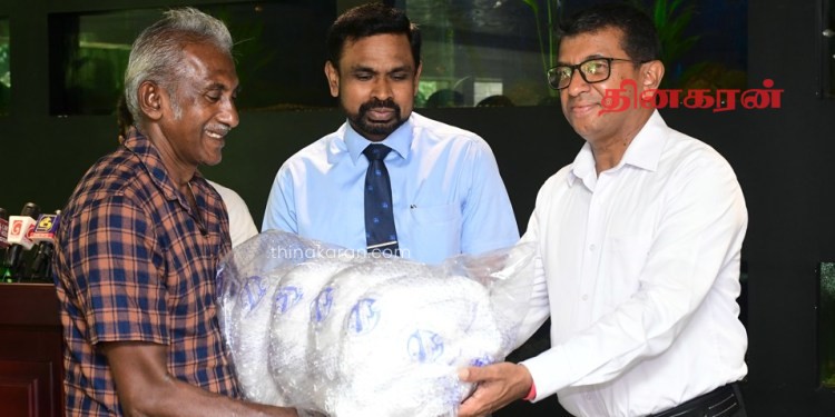 கொழும்பில் டிட்வா புயலால் பாதிக்கப்பட்ட மீனவர்களுக்கு நிவாரணம்