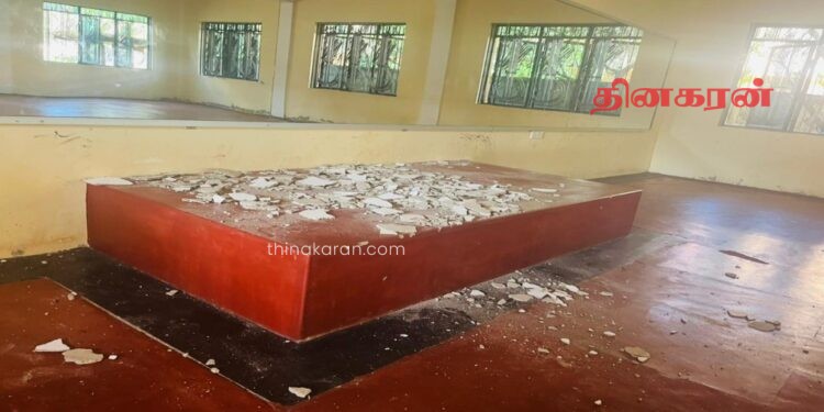 திடீரென இடிந்து விழுந்த கட்டிடத்தின் மேல் பாகங்கள்; மாணவிகள் படுகாயம்.!