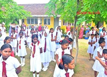 வடக்கு மாகாண பெண் கிரிக்கெட் அணியில் இடம் பிடித்துள்ள பாடசாலை மாணவிகளுக்கு விளையாட்டு உபகரணங்கள் கையளிப்