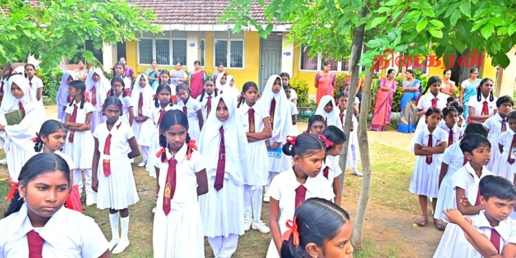 வடக்கு மாகாண பெண் கிரிக்கெட் அணியில் இடம் பிடித்துள்ள  பாடசாலை மாணவிகளுக்கு விளையாட்டு உபகரணங்கள் கையளிப்
