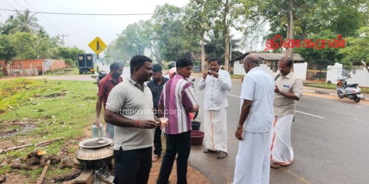 இலங்கைத் தமிழரசுக் கட்சியின் செயற்பாட்டாளர்களால் முள்ளிவாய்க்கால் கஞ்சி விநியோகம்.!