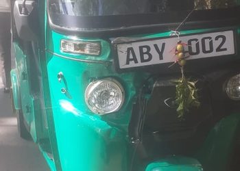டிக்கோயாவில் மரம் முறிந்து விழுந்ததில் முச்சக்கர வண்டி சேதம்!