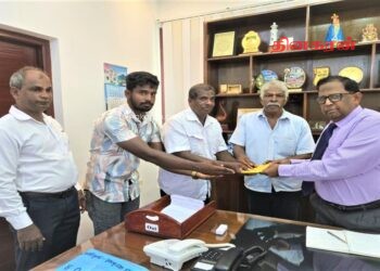 காணிகளை விடுவிக்குமாறு கோரி ஆளுநரை சந்தித்த குழுவினர்.!
