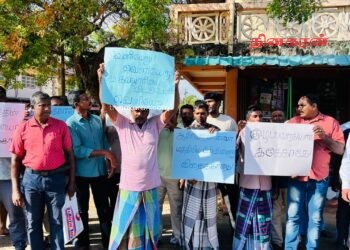 ஆசிரியர் ஒருவரை இடமாற்றம் செய்யுமாறு வலியுறுத்தி போராட்டம்!