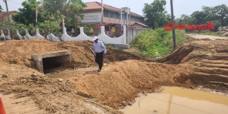 புதுக்குடியிருப்பு பாண்டியன் வீதி பாலம் அமைக்கும் பணிகள் ஆரம்பம்; நேரடியாக சென்று பார்வையிட்ட ரவிகரன் எம்.பி.!