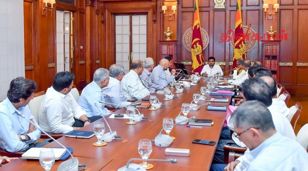 ஆடைத்துறை வர்த்தகர்களுடன் ஜனாதிபதி உயர்மட்டப் பேச்சு.!