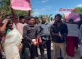 கேப்பாப்பிலவில் போராட்டம்; இராணுவ முகாம் வாயிலை முற்றுகையிட்ட மக்கள்.!