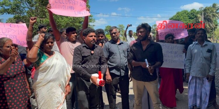 கேப்பாப்பிலவில் போராட்டம்; இராணுவ முகாம் வாயிலை முற்றுகையிட்ட மக்கள்.!