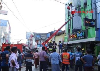திடீரென தீப்பிடித்து எரிந்த வர்த்தக நிலையம்.!